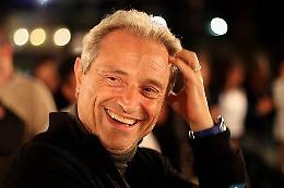 "La bussola e il cuore", Amedeo Minghi festeggia all'"Ariston" i 50 anni di carriera