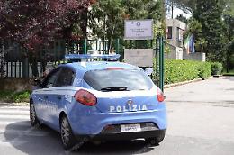 Si inietta la dose e getta la siringa davanti alla scuola "Giuseppe Giuliano" di via Cisterna