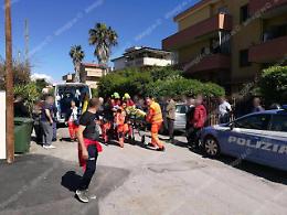 Cade dalle scale e batte la testa, l'uomo travolto dal frigorifero che stava trasportando