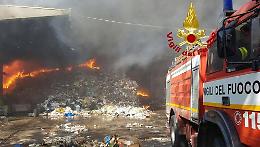 Incendio Pomezia, la nube tossica si sposta verso nord e il Codacons chiede i danni