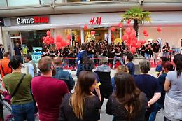 Una Ztl in festa per la riapertura dello store H&M: palloncini colorati, musica e intrattenimento