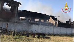 Incendio a Pomezia, la Asl: "C'era amianto sul tetto". L'Ona: "Presenteremo una denuncia"