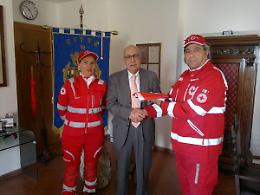 Giornata Mondiale della Croce Rossa, il vessillo del movimento all'ingresso del palazzo comunale