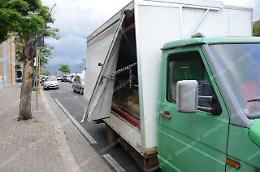 Anziano travolto dal portellone, la sponda di un furgone si apre e centra un uomo alla fermata