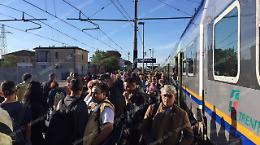 Treno in panne alla stazione di Pomezia, pendolari fatti scendere e poi...risalire
