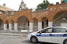 Abusi sui palazzi storici di piazza del Quadrato: il blitz con denunce e demolizioni