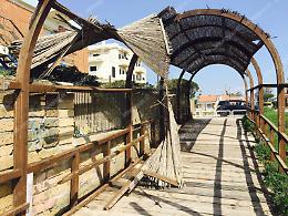 Passerelle al mare divelte e inutilizzabili, il Comune impegna i soldi ma non spende