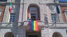 Giornata contro l'omofobia, esposta sul balcone municipale la bandiera arcobaleno