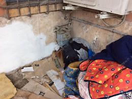 Bivacco in pieno centro in piazzale dei Bonificatori, arriva lo sgombero da parte dei vigili urbani