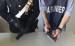 Droga, armi con matricola abrasa e un mare di contante: arrestati due uomini e una donna
