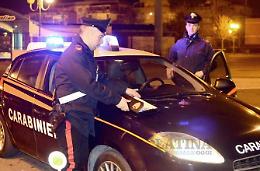 Esplode un colpo in aria all'alba, si lancia dal balcone e si frattura due vertebre
