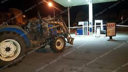 Ladri in trattore abbattono il self service, ma il colpo non riesce