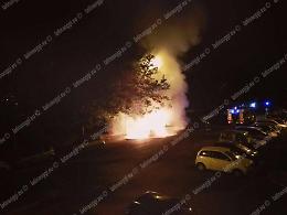 Macchine a fuoco nella notte in via Francia, tre mezzi avvolti dalle fiamme (gallery e video)