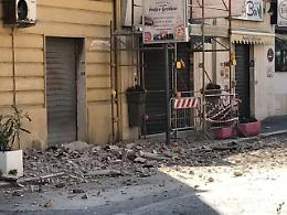 Crolla un cornicione da un palazzo in via Roma: tanta paura, danneggiati tre balconi e strada chiusa