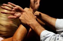 Il marito riprende la moglie a letto con un giovane che gli strappa il cellulare: è rapina
