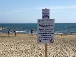 Multe e denunce per chi entrerà nella spiaggia interdetta, la decisione del sindaco Casto
