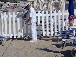 Gli stabilimenti si allargano oltre i limiti concessi, denunciati i titolari per occupazione abusiva