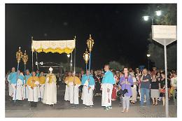 La città si raccoglie in preghiera per il Corpus Domini: tanti fedeli in piazza per la processione