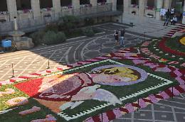 Un mare di petali sul sagrato del Santuario, ecco lo spettacolo dell'Infiorata