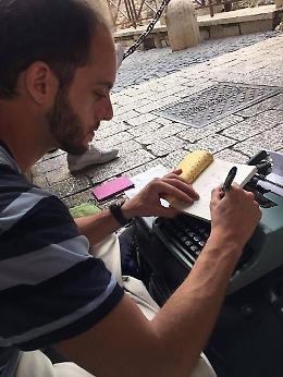 Due lauree e un lavoro da insegnante. Ma Walter lascia tutto per fare lo scrittore di strada