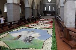 Corpus Domini, fino a domani il tappeto floreale decorerà la navata dell'abbazia di Valvisciolo