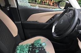 Sfondano i vetri delle automobili parcheggiate per rubare nell'abitacolo, le denunce