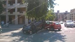 Auto si ribalta in pieno centro a Latina. Paura per una bambina a bordo ma nessun ferito grave
