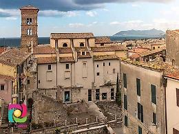 Il centro di Terracina si fonde con il monte Circeo sullo sfondo: la foto incanta il web