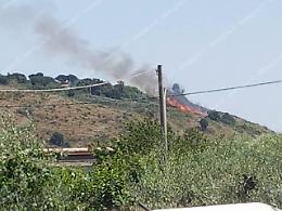 Torna a bruciare Monte Nero, le fiamme si sono propagate in fretta spinte dal forte vento