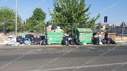 Passeggiate ad ostacoli a causa dei rifiuti in strada, la segnalazione di un lettore