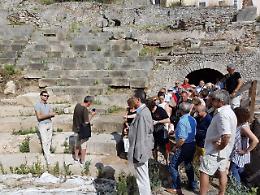 Il teatro romano apre per una visita eccezionale. La città riscopre il suo tesoro archeologico