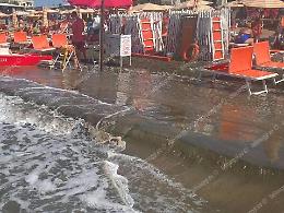 Una spiaggia completamente divorata dalla mareggiata: ritorna l'incubo dell'erosione costiera