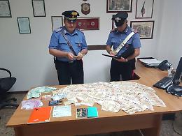 Nascondevano sostanze stupefacenti, agende per la "contabilità" e 77mila euro, denunciati