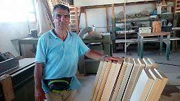 Tavole, chiodi e buona volontà: Nonno Vincenzo aggiusta una passerella per la discesa in spiaggia