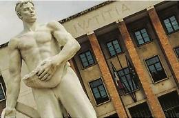 Aizza il pitbull per rapinare un uomo, rinviato a giudizio