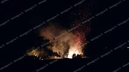 Vasto incendio a ridosso dell'oasi verde nel quartiere Q4, paura e tensione nella zona