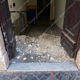 Cade un pezzo di intonaco negli uffici comunale, fortunatamente nessuno è stato coinvolto