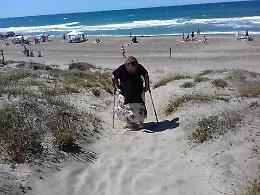Discese al mare inutilizzabili, il post virale su Facebook che mostra le difficoltà per i disabili