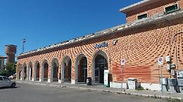 Ritardi,  treni soppressi e bagni della stazione chiusi: tutti i disagi dei pendolari
