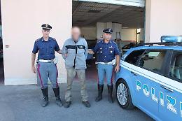 Piromane arrestato in flagranza di reato: potrebbe essere l'autore degli incendi delle ultime 24 ore