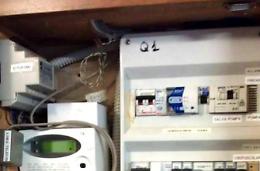 Si allacciano abusivamente e rubano corrente dall'abitazione di una persona defunta