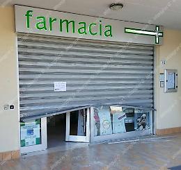 Saracinesca divelta dai ladri nella notte, bersaglio la farmacia di Borgo Santa Maria
