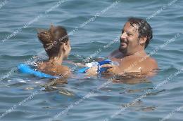 Enrico Brignano stregato dal fascino della maga Circe... e dalla bella Martina