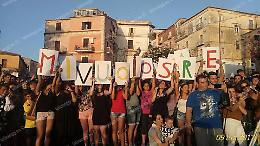 Altro che Fedez, a Minturno la spettacolare proposta di matrimonio nel mezzo della Sagra delle Regne