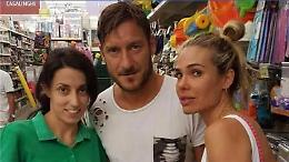 Totti e Ilary fanno spesa nel piccolo supermaket di Sabaudia. Inizia l'estate pontina del campione