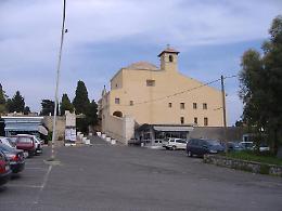 Scontro legale sulle lampade votive, decreto ingiuntivo al privato. La spunta il Comune