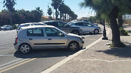 Sosta selvaggia sulla pista ciclabile, centinaia di multe in due giorni sul litorale
