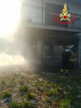 Il fuoco fa paura, incendio devasta un bosco e lambisce le case: una donna è finita in ospedale