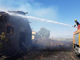 Ancora fuoco a Campoverde, avvolto dalle fiamme un rudere nella zona di Capanna Murata