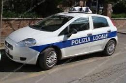 Viene multato e investe i vigili urbani: dopo l'aggressione il conducente è fuggito